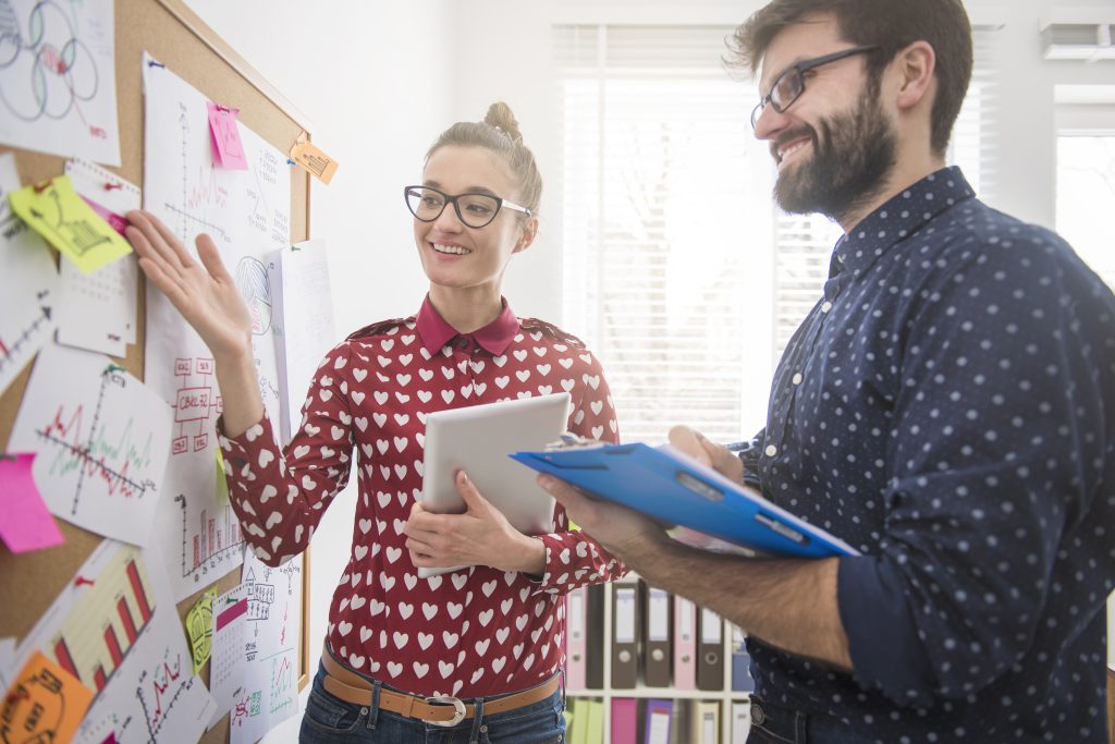 collegues travaillant sur le panneau d annonce au bureau