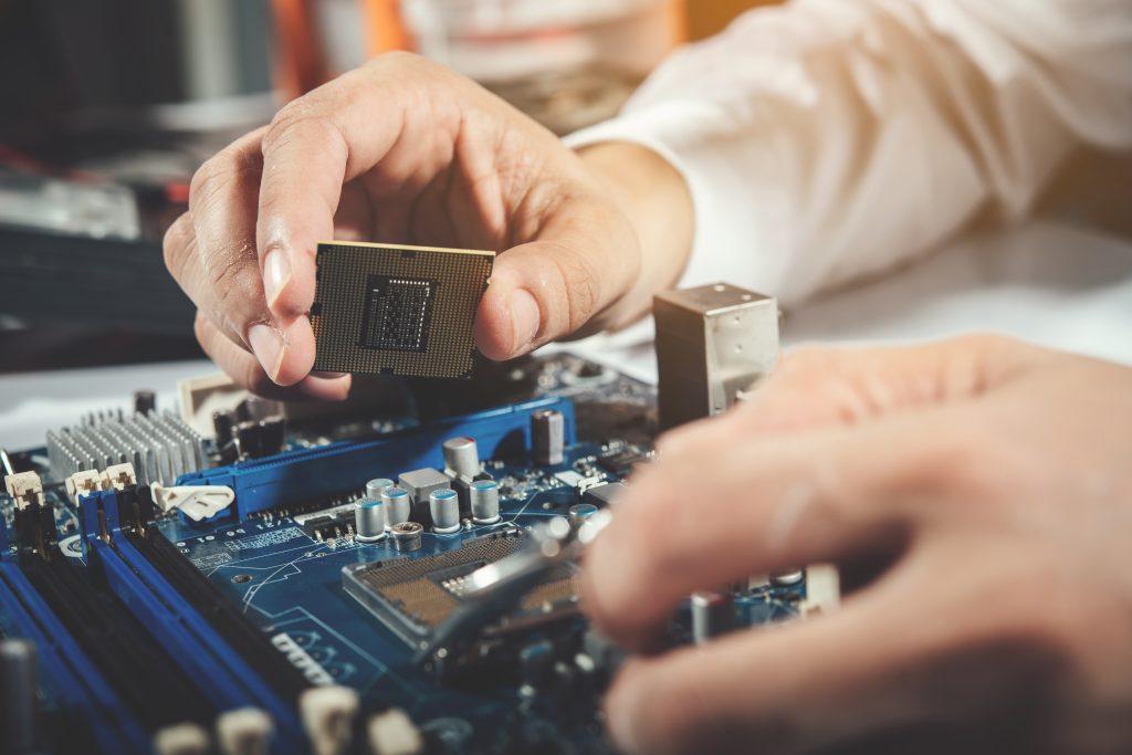 le technicien reparant l ordinateur le materiel informatique la reparation la mise a niveau et la technologie