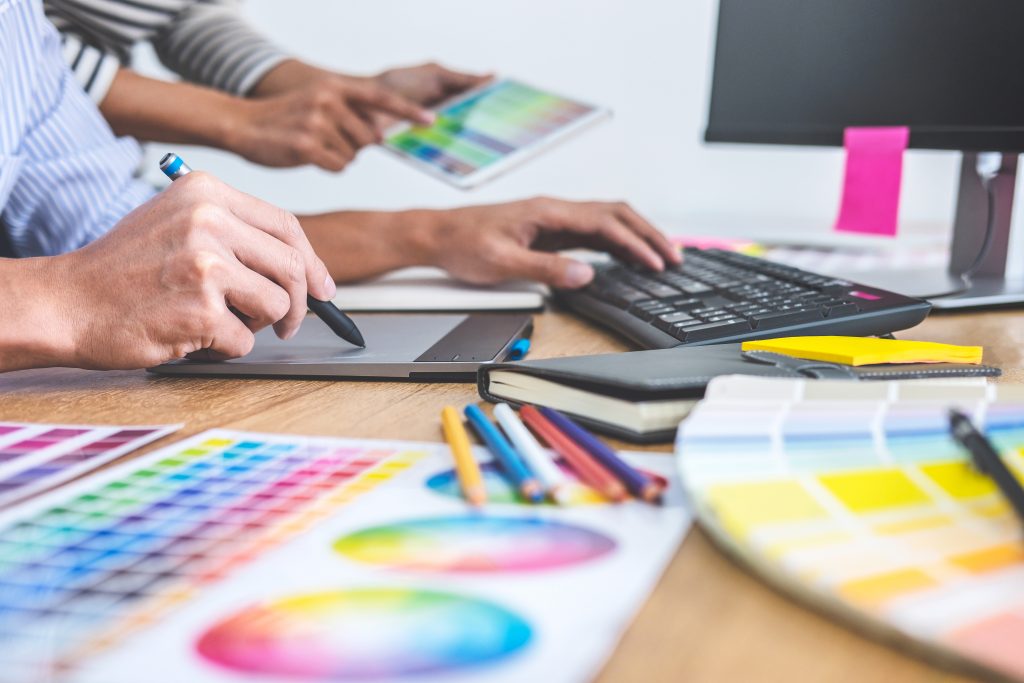 une section mediane de collegues examinant des echantillons de couleurs sur le bureau du bureau